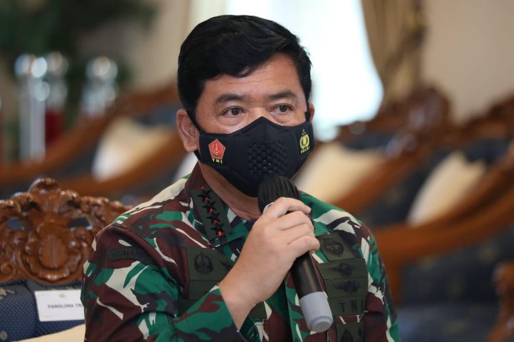 Panglima TNI Marsekal Hadi Tjahjanto saat menggelar rapat khusus bersama Kapolri Jenderal Pol Listyo Sigit Prabowo dan Kepala BNPB Letjen TNI Ganip Warsito di Lanud Halim Perdanakusuma, Jakarta Timur, Sabtu (12/6/2021).