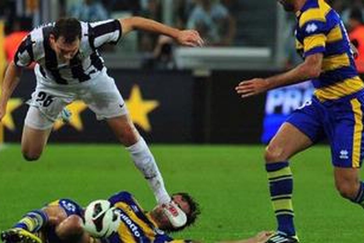 Bek Juventus asal Swiss, Stephan Lichtseiner (kiri), berebut bola dengan dua pemain AC Parma, gelandang Marco Parolo (bawah) dan bek Massimo Gobbi (kanan), dalam laga pembuka Serie-A di Juventus Stadium, Sabtu (25/8/2012).