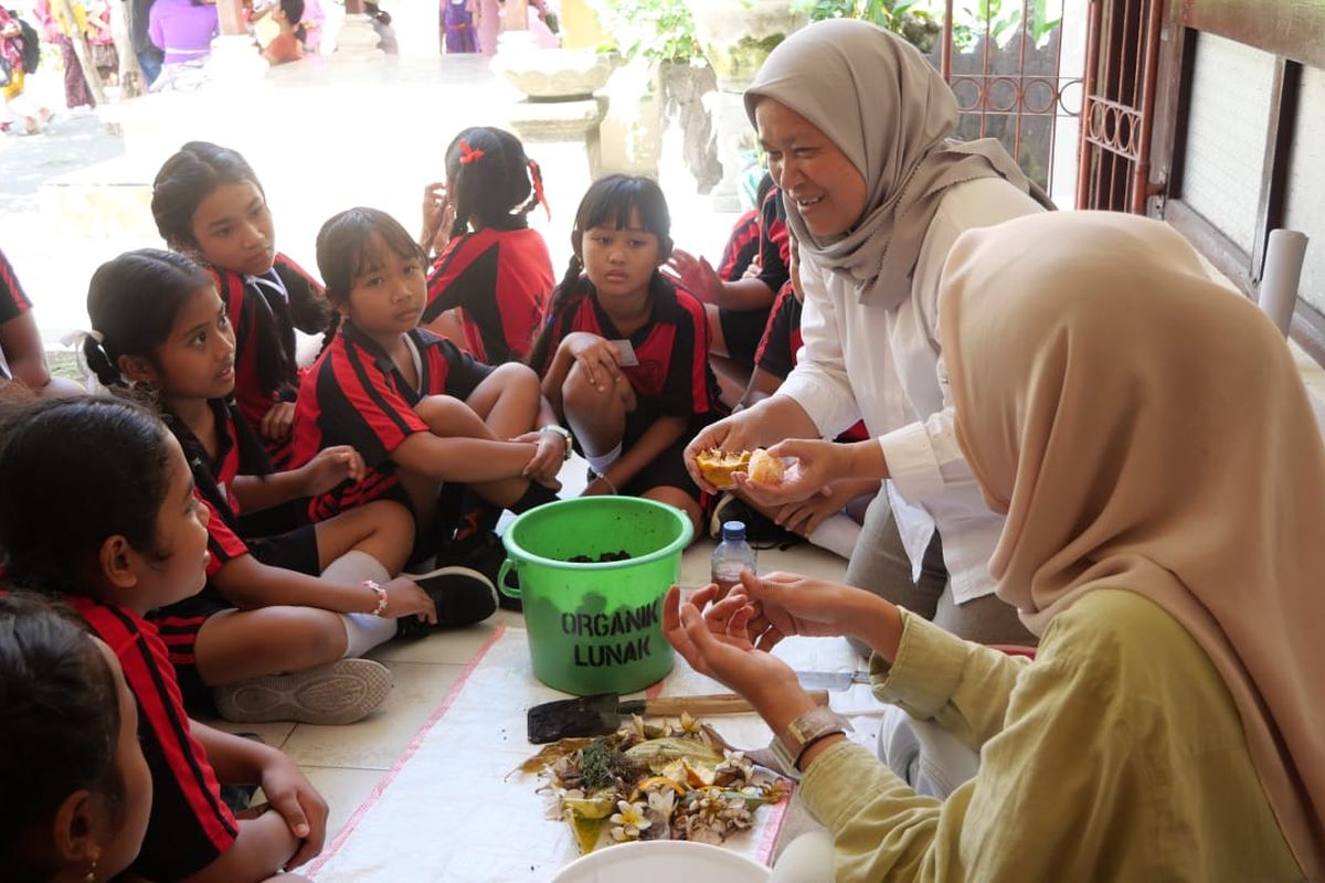 Direktur Pusat Pendidikan Lingkungan Hidup (PPLH) Bali, Catur Yuda Hariyani, saat memberikan edukasi soal lingkungan.