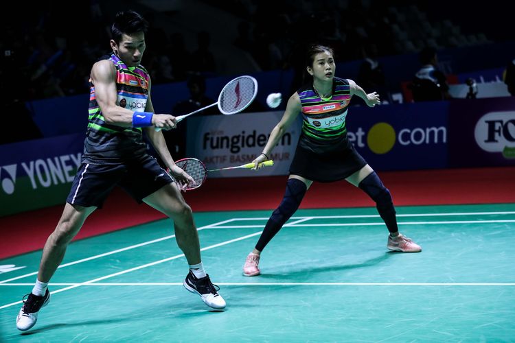 Pasangan ganda campuran Malaysia, Goh Liu Ying & Chan Peng Soon saat melawan ganda campuran Indonesia, Tontowi Ahmad dan Winny Oktavina Kandow pada babak perempat final turnamen bulu tangkis Blibli Indonesia Open 2019 di Istora Senayan, Jakarta, Jumat (19/7/2019).