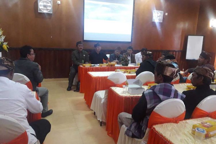 Rapat pelaksanaan car free month oleh pengelola Balai Besar Taman Nasional Bromo Tengger Semeru dan sejumlah pihak, Rabu (8/1/2020).