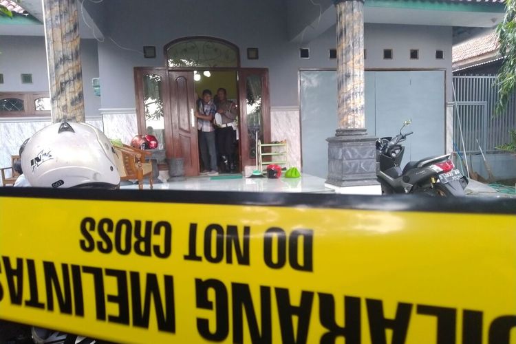 Suasana di kediaman Eli Maridah (47), guru SMPN 1 Perak yang diduga menjadi korban pembunuhan, Sabtu (21/12/2019). Korban bertempat tinggal di Dusun Tondowulan, Desa Temuwulan, Kecamatan Perak, Kabupaten Jombang, Jawa Timur.