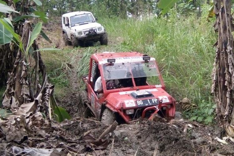 Sebuah jeep milik anggota Kalijogo Jip Community saat melewati parit di hutan Jragung, Demak. Sabtu (11/2/2017) hingga Minggu (12/2/2017),  Kalijogo Jip Community melakukan perjalanan lintas alam di hutan selatan Kabupaten Demak yang berbatasan dengan wilayah Ungaran, Kabupaten Semarang, Jawa Tengah.