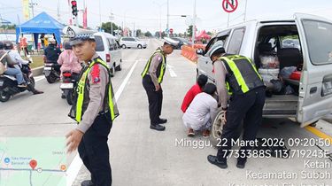 Mobil Ban Pecah di Tol Situbondo Barat, Polisi Sigap Bantu dan Urai Kemacetan