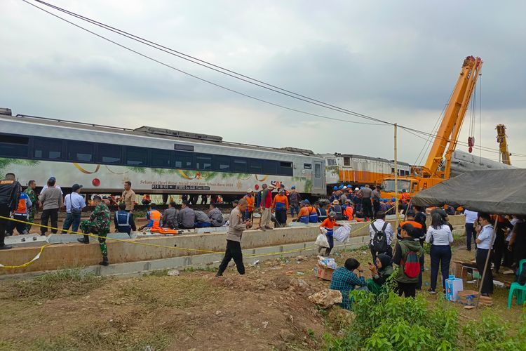 Proses Evakuasi bangkai kereta api Turangga dan KA Lokal Bandung Raya tengah berlangsung, sejumlah crane didatangkan PT. KAI dari Solo, Cirebon dan Kota Bandung