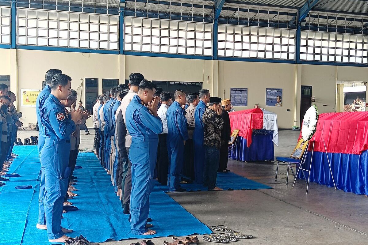 Sejumlah prajurit melakukan sholat ghaib dan dilanjutkan doa bersama yang dikhususkan untuk kedua korban yakni Bripda Khairul Anam dan Briptu Muhammad Lasminto di Lapangan Direktorat Kepolisian Udara di Pondok Cabe, Kota Tangerang Selatan, Rabu (30/11/2022).