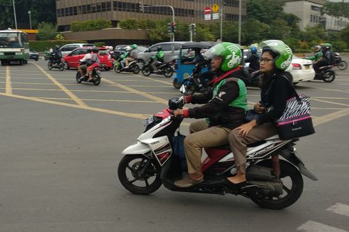 Perhatikan 2 Hal Ini Saat Naik Motor Sambil Bawa Tas Selempang