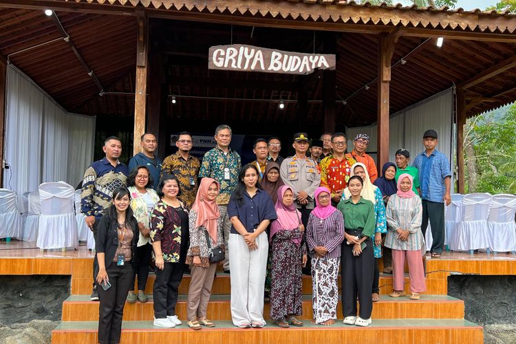 Desa Hargotirto, Kokap, Kabupaten Kulon Progo, Yogyakarta mendapat dukungan pembiayaan homestay senile Rp 295 juta dari PT Sarana Multigriya Finansial (Persero) atau SMF.