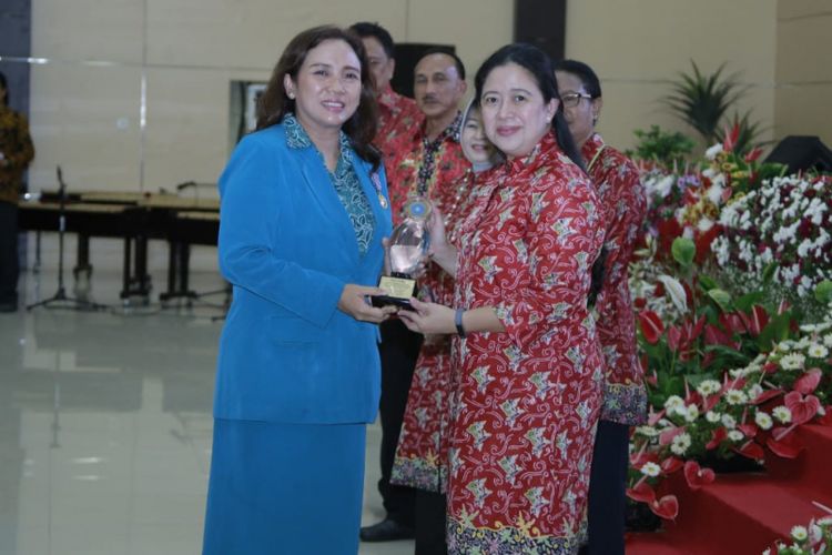 Ketua Tim Penggerak PKK Kota Semarang Tia Hendrar Prihadi menerima penghargaan dari Menko PMK Puan Maharani saat peringatan Harganas di Kota Manado, Sulawesi Utara, Sabtu (8/7/2018)