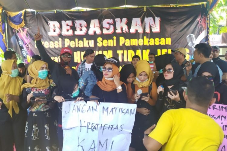 Aksi musisi Pamekasan di depan kantor Bupati Pamekasan, Kamis (16/1/2020) menggugat kebebasan berkreasi yang dibatasi oleh Pemkab Pamekasan serta adanya intimidasi dari sekelompok Ormas Islam.