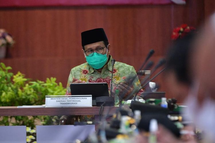 Mendes PDTT Abdul Halim Iskandar dalam Rapat Koordinasi (Rakor) Pemberdayaan Ekonomi Masyarakat dan Pelayanan Publik yang dipimpin Wakil Presiden (Wapres) Republik Indonesia (RI) Ma'ruf Amin di Ruang Serbaguna, Sekretariat Daerah (Sekda) Provinsi Aceh, Banda Aceh, Selasa.
