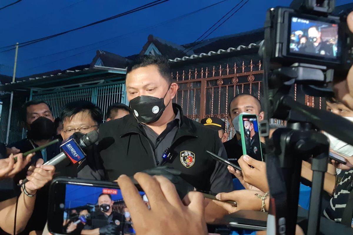 Direktur Kriminal Umum Polda Metro Jaya, Kombes (Pol) Hengky Haryadi di rumah tewasnya satu keluarga misterius di Kalideres, Jakarta Barat pada Rabu (16/11/2022). 