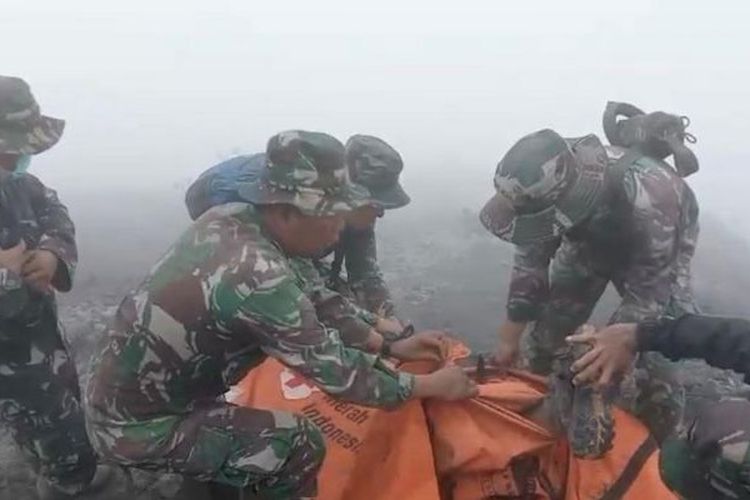 Sejumlah anggota TNI mengevakuasi korban meninggal di Gunung Marapi.