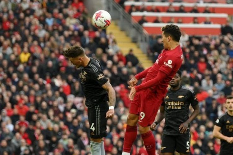 LIVERPOOL, ENGLAND - APRIL 09: Roberto Firmino of Liverpool scores the team's second goal whilst under pressure from Ben White of Arsenal during the Premier League match between Liverpool FC and Arsenal FC at Anfield on April 09, 2023 in Liverpool, England. (Photo by Shaun Botterill/Getty Images) (Photo by Shaun Botterill / GETTY IMAGES EUROPE / Getty Images via AFP)