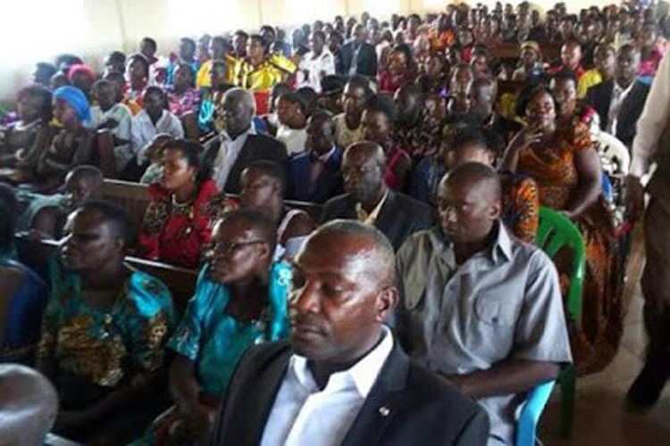 Katedral St. James, Kigorobya, Distrik Hoima, Uganda dipenuhi tamu undangan yang menjadi saksi pernikahan Naom, seorang perawan berusia 83 tahun dengan Rwakaikara, seorang pria beranak 10 yang usianya sudah 90 tahun.

