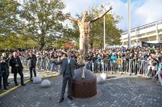 Patung Ibrahimovic di Swedia Dirusak Lagi dan Kini Roboh