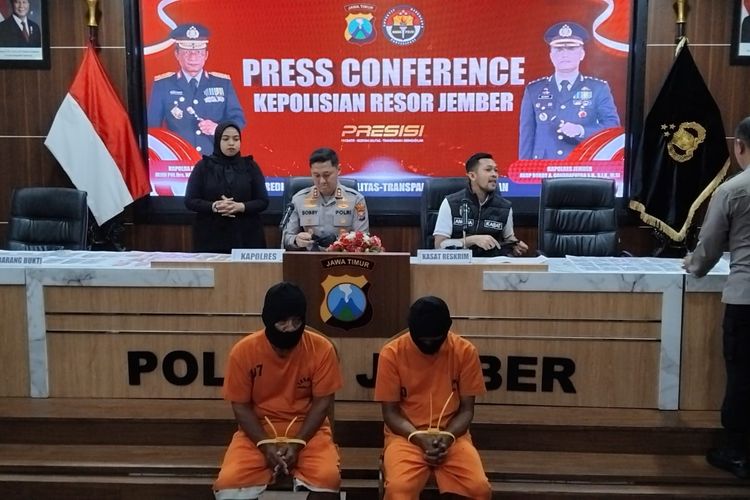 Kapolres Jember AKBP Bobby A. Candroputra bersama Kasatreskrim AKP Angga Riatma tunjukkan barang-bukti dan dua tersangka pengedar uang palsu, Rabu (27/8/2025).