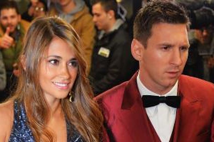 Messi bersama Antonella Roccuzzo dalam sebuah acara. 