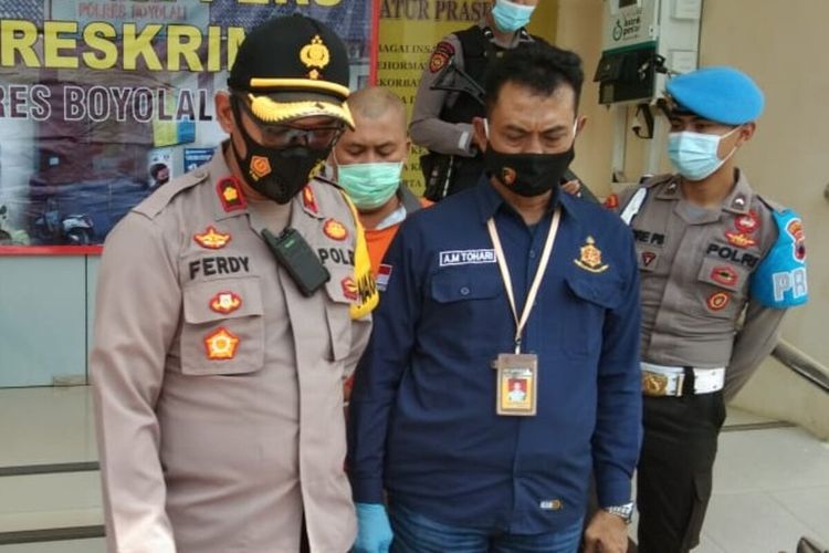 Polisi mengamankan petugas Satgas Covid-19 abal-abal diduga melakukan tindak pidana pencurian perhiasan emas di Boyolali, Jawa Tengah.