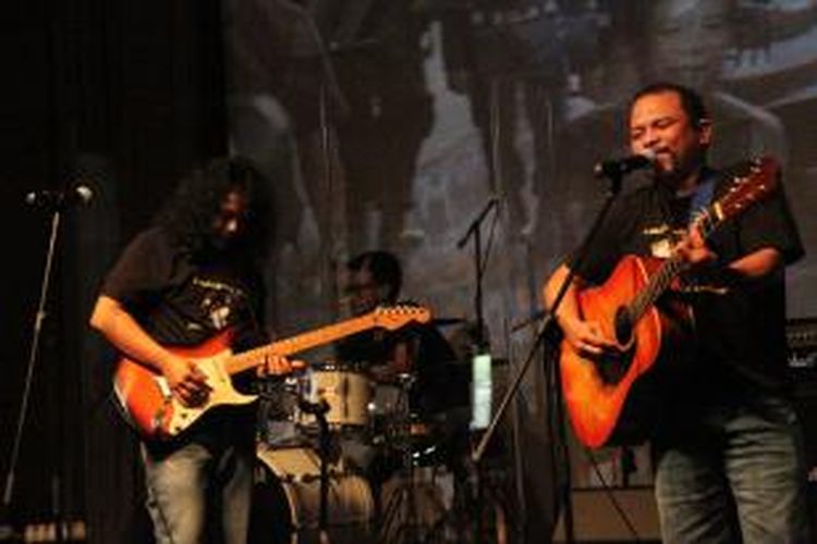 Bona Paputungan (kanan, memainkan gitar) saat peluncuran album Koruptor Koruptor Kakap, di Prestige, Kemang Utara, Jakarta Selatan, Minggu (28/9/2014).