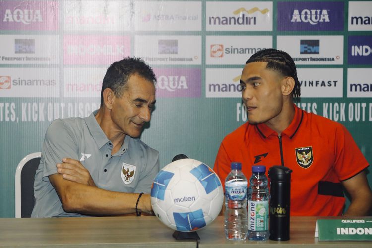 Jelang laga perdana Kualifikasi Piala Asia U23 2026 melawan Laos, pelatih Timnas U23 Indonesia dan pemainnya Mikael Tata berdiskusi disela konferensi pers di salah satu hotel Surabaya, Jawa Timur, Selasa (2/9/2025) siang.