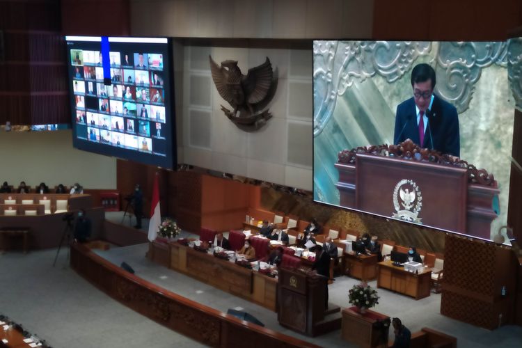 Menteri Hukum dan HAM Yasonna Laoly saat menyetujui RUU Pemasyarakatan jadi UU di Rapat Paripurna ke-28 di Gedung DPR, Senayan, Jakarta, Kamis (7/7/2022). 