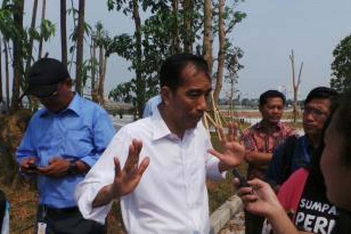 Gubernur DKI Jakarta Joko Widodo meninjau pembangunan ruang terbuka hijau di Waduk Pluit, Penjaringan, Jakarta Utara, Senin (12/8/2013) siang.