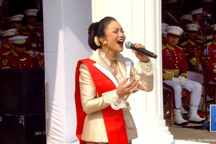 Kris Dayanti Anggun Berbatik di Upacara HUT ke-81 RI