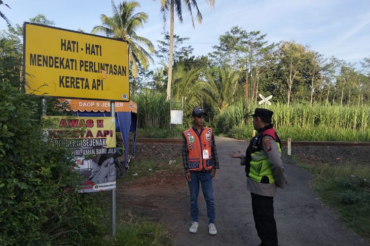 Polisi Jaga Perlintasan Rel Kerata Api Tanpa Palang dalam Operasi Ketupat Semeru 2026 di Lumajang
