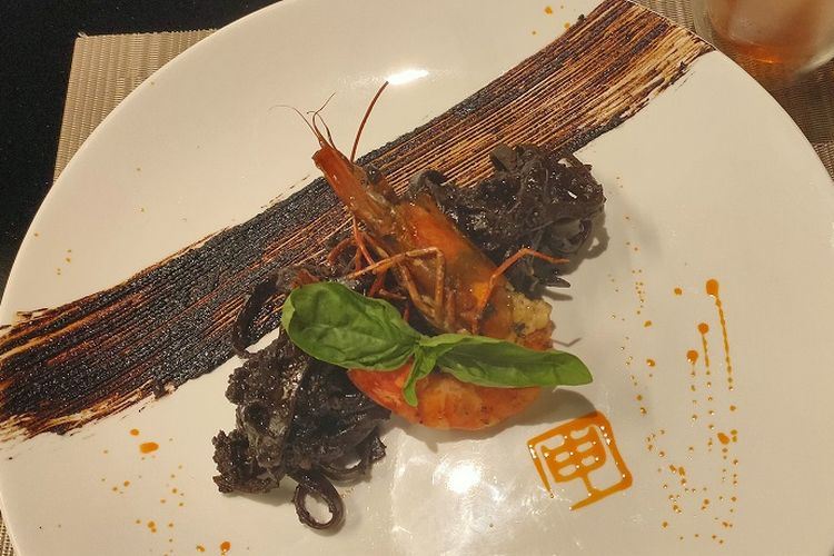 Salah satu hidangan pasta Korean Fusion di Restoran Shin The Korean Grill yaitu Black Bean Tagliatelle, Kamis (12/12/2019). Berupa fettucini dengan saus pasta kacang hitam Korea dipadu dengan udang bakar.