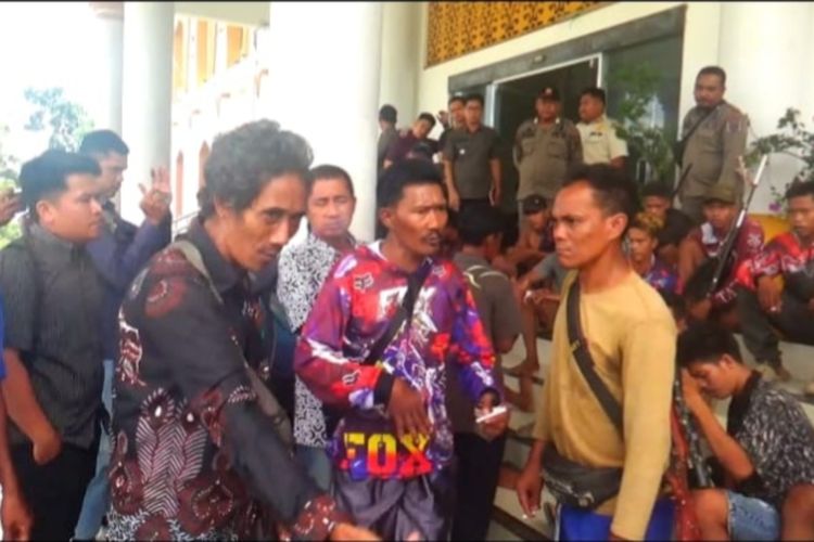 Suku Anak Dalam Demo Kantor Bupati Merangin, Tuntut Bantuan Dibagi Merata