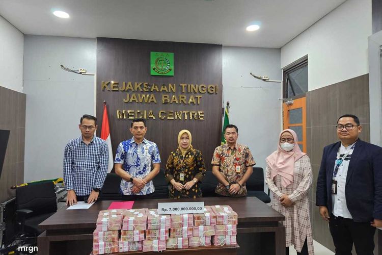 Kejaksaan Tinggi Jawa Barat mengembalikan uang senilai Rp7 miliar hasil dari tindak pidana korupsi dua Rektor UMIKA Bekasi di Kantor Kejati Jabar, Jumat (1/11/2024).