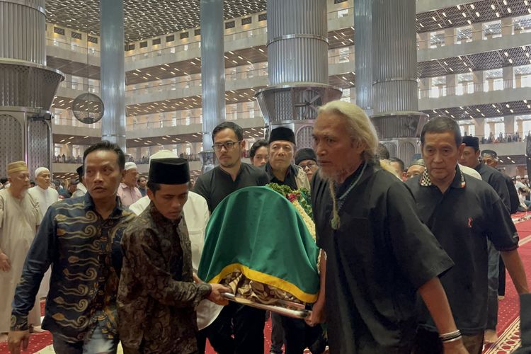 Selesai Dishalatkan di Masjid Istiqlal, Ray Sahetapy Diberangkatkan ke TPU Tanah Kusir 