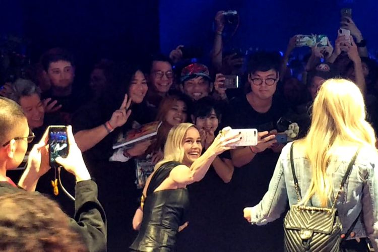 Brie Larson berswafoto dengan penggemar dalam acara fan event pemeran film Captain Marvel di Marina Bay Sands, Singapura, (14/2/2019).