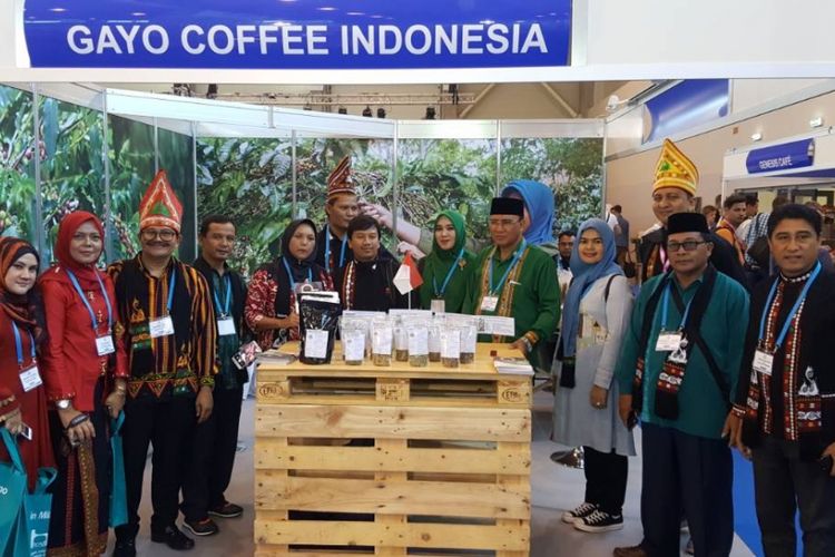 Delegasi dari Provinsi Aceh untuk promosi Kopi Arabika Gayo di World of Cof­fee Expo di Budapest- Hungaria.