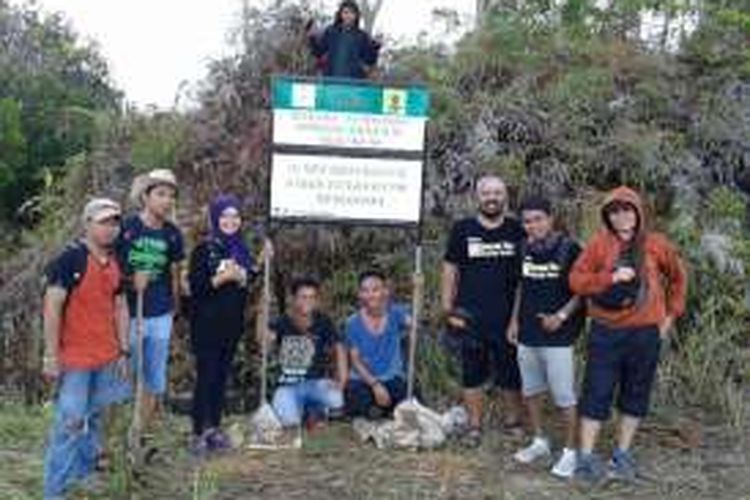 Geram minimnya sosialisasi kawasan Hutan Lindung Pulau Nunukan oleh pemerintah daerah, sejumlah pecinta linfkungan di Nunukan memaasng patok tan dakawasan hutan lindung. 