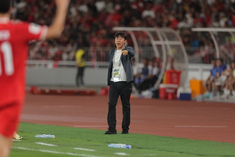 Aksi pelatih timnas Indonesia Shin Tae-yong pada laga Indonesia vs Vietnam dalam Kualifikasi Piala Dunia 2026 Zona Asia di Stadion Utama Gelora Bung Karno, Kamis (21/3/2026). 