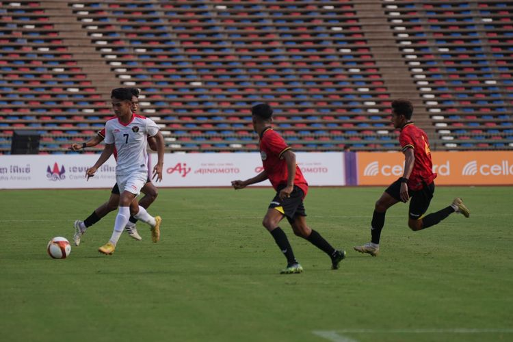 Pemain andalan timnas U22 Indonesia, Marselino Ferdinan, dibayangi para pemain Timor Leste dalam laga lanjutan fase grup sepak bola SEA Games 2023 Kamboja. Laga timnas U22 Indonesia vs Timor Leste berlangsung di Stadion Nasional Olimpiade, Phnom Penh, Kamboja, pada Minggu (7/5/2023) sore WIB.