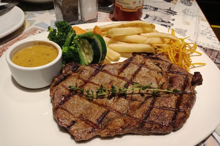 Hidangan ribeye steak dengn porsi yang besar, sebagai cirikhas Outback Staekhouse yang telah membuka gerai barunya di Pasaraya Blok M, pada Rabu (14/3/2018).