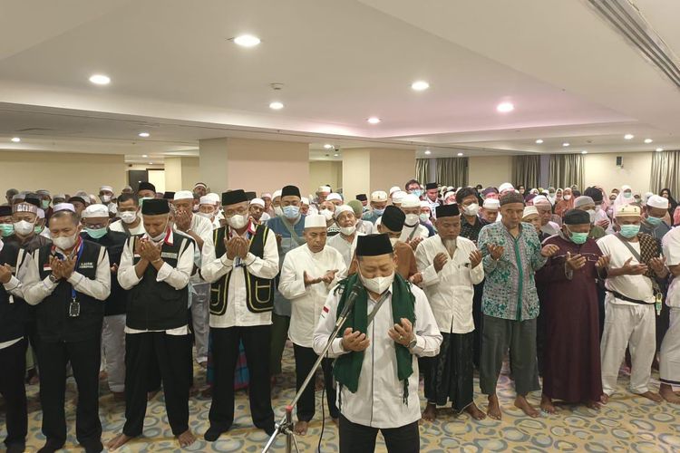 Jemaah Haji asal Kaltim dan petugas PPIH menggelar salat gaib serta doa bersama di Tanah Suci untuk almarhum Masrawan, Kepala Kemenag Kaltim.