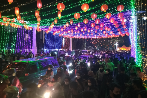 Satpol PP Kewalahan Urai Kerumunan Ribuan Warga yang Saksikan 1.000 Lampion Imlek di Solo