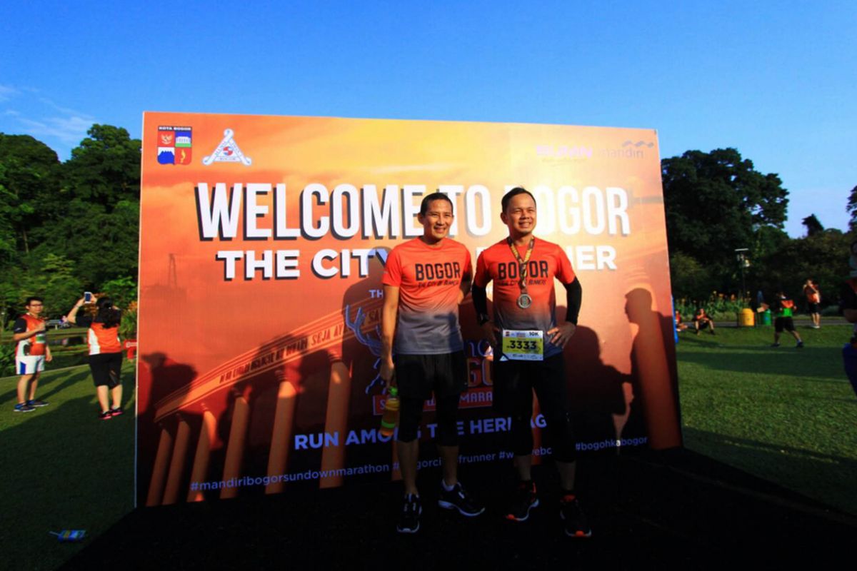 Wali Kota Bogor Bima Arya Sugiarto dan Wakil Gubernur DKI Jakarta terpilih Sandiaga Uno berfoto bersama usai bertanding dalam ajang lomba Mandiri Bogor Sundown Marathon 2017, Minggu (9/7/2017).