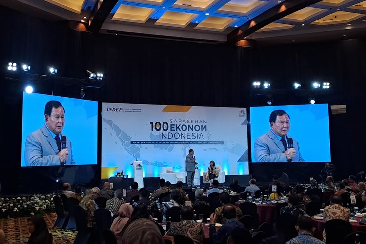 Bakal capres Koalisi Indonesia Maju Prabowo Subianto saat menjadi pembicara di acara Sarasehan 100 Ekonom di Menara Mega, Jakarta, Rabu (8/11/2023). 