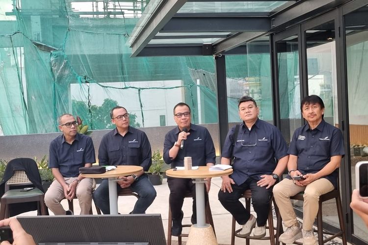 Direktur Utama Angkasa Pura I Faik Fahmi (tengah) saat acara buka puasa bersama di Artotel Casa Kuningan, Jakarta, Rabu (12/4/2023).