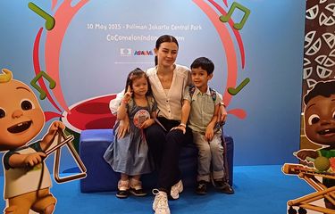 Kimberly Ryder bersama kedua anaknya di acara CoComelon Sing A-Long Live Jakarta, Sabtu (10/5/2025).