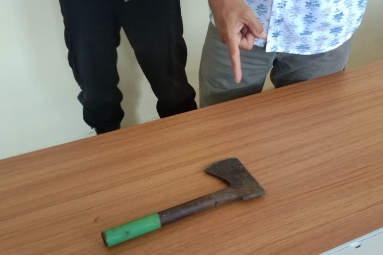Kapak yang diduga digunakan K untuk melukai istrinya di Palihan, Borobudur, Magelang, Senin (15/4/2024).