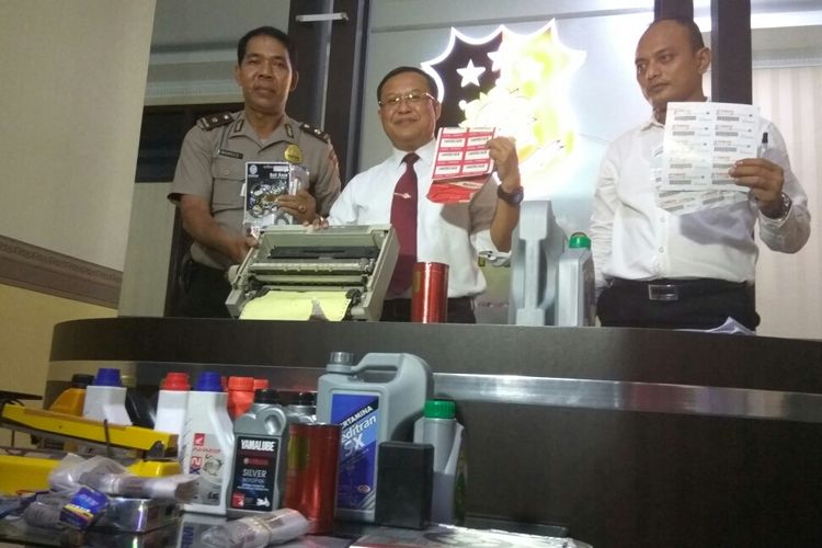 Direktur Ditreskrimsus Polda Kalbar, Kombes Pol Mashudi (tengah) saat menunjukkan barang bukti di hadapan awak media di Mapolda Kalbar (21/8/2017)