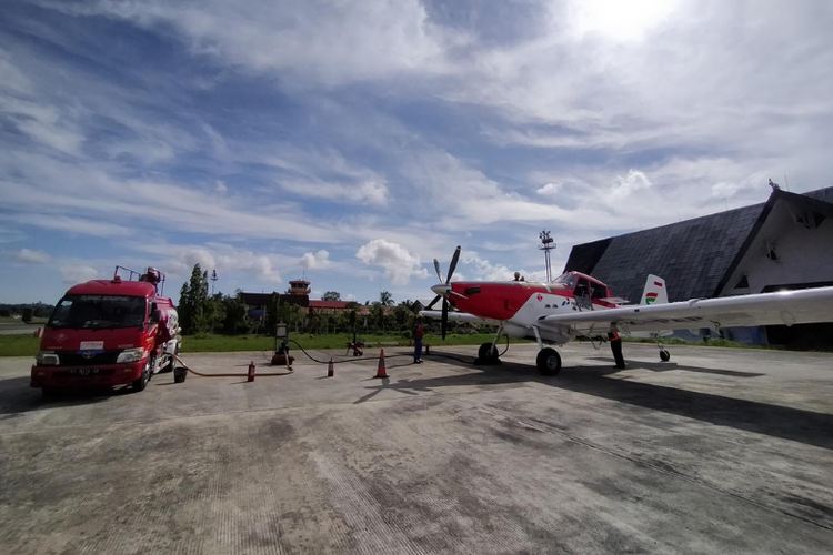 Pertamina mengirimkan BBM ke wilayah pelosok Indonesia menggunakan pesawat.