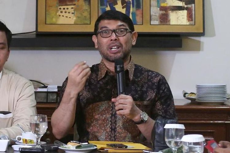 Anggota Komisi II DPR RI Muhammad Nasir Jamil menyampaikan keterangan pers berkaitan dengan revisi UU Nomor 15 Tahun 2003 tentang pemberantasan terorime dalam sebuah acara di Jakarta, Selasa (16/2/2016).
