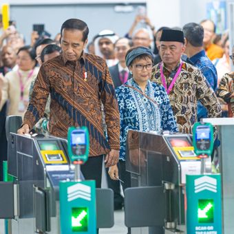 Presiden Joko Widodo mencoba menggunakan kartu multi trip MRT edisi terbatas logo ASEAN di Stasiun Bundaran HI, Jakarta, Selasa (8/8/2023).